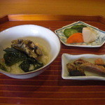 千松しま - 鮭の皮焼きと鮑の肝は別皿で供されました。