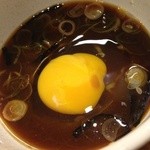 煮干らぁめん なかじま - つけ汁に生卵投入