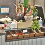 豊洲食堂 - 右側の調味料、箸など