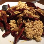 四川菜園 - おこげと鳥軟骨の麻辣炒めのアップ