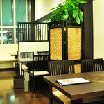 米沢牛の案山子 - ジャズが流れる店内は、静かで落ち着いた雰囲気です。