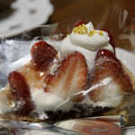 TAKAO COFFEE 珈琲焙煎工房 - 苺とあずきのパイ（６３０円）