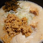 とんこつらぁ麺 嘉晴 - 高菜＆肉味噌を投入