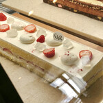 パティスリー＆ブーランジェリー ラ・パルム・ドール - 苺大福ショート＠求肥と白あん入りのショート