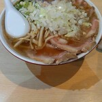 手打ち中華そば 酒田 - 醤油チャーシュー麺中盛り、トッピングはタマネギ。
                                ウマヒィ～、ムシャムシャ、ウンメェ～