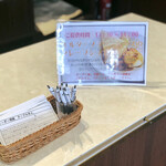 パティスリー＆ブーランジェリー ラ・パルム・ドール - タイムサービスほ実演スイーツは紙に必要個数を記入して渡します→テーブルサービス