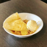 パティスリー＆ブーランジェリー ラ・パルム・ドール - 実演のエルダーフラワームースのクレープシュゼット