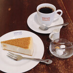 パパジョンズ - ニューヨークチーズケーキとブレンドコーヒー