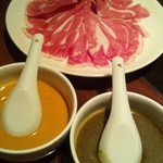 火鍋 小肥羊 - ごまだれとひすいだれ。病み付きになるおいしさ！