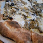 ナポリピッツア研究所イルフォルノドーロ - キノコがたっぷり