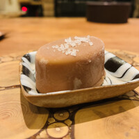 アラルデ - ① フォアグラ+シェリー酒（モスカテル）とヘーゼルナッツのボンボンショコラアイス、バスク岩塩のせ