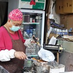 大澳華記香脆雞旦仔 - 雞蛋仔を焼いているところ③(仕上げ)