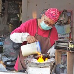 大澳華記香脆雞旦仔 - 雞蛋仔を焼いているところ①(焼きはじめ)