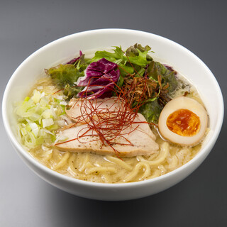 当店の二大看板!「濃厚鶏白湯」と「横浜家系豚骨」