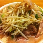 ラーメン荘 夢を語れ - 麺少な目、ニンニクなし、ﾔｻｲﾏｼ(700円)