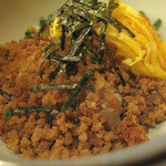 Idobata - ご飯の上に甘辛く煮付けた鶏そぼろと錦糸玉子とネギ。
      
