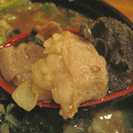 Idobata - 牛もつはいろんな部位が入ったミックスホルモン。
      甘めの醤油味スープです。
      