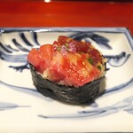 銀座 しのはら - マグロの太巻き。ワサビ和えした赤身、中トロを煮切り等、とにかく中身ぎっしり。