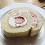 喜茶 ゆうご - ケーキとドリンクのセット。ケーキは「苺ロールケーキ」