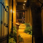 紗羅餐 - 外観写真:正面玄関から入口までの雰囲気もお楽しみください。