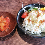 Amiyakitei - キムチとサラダ