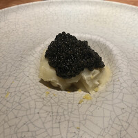 NK - レモンピール入りじゃがバターにキャビアを載せて