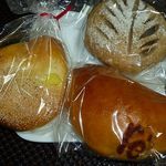（上）玄米あんパン 150円、（左）さつま芋と栗の秋の先取りパン 150円、（右）ミルキークリームパン 130円