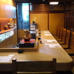 Tenkuni - メインのカウンター席。揚げたてを一品ずつご提供いたします。