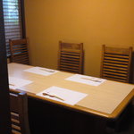 Tenkuni - カウンター奥のテーブル席。