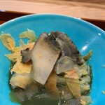 Chiso Kondou - 鮑とからすみ、稲庭うどん、鮑の肝ソースで 大好きな稲庭うどん。水で〆て鮑の肝ソースで和えてありました。 蒸し鮑がごろっと。自家製カラスミが豪快にふりかけてありました。 バランスがいい。ほろ苦い肝ソース美味しいな～。
