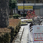 ラーメン二郎 - おっ、見えてきた… 外待ちありだねー