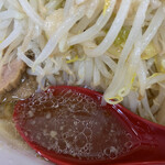 ラーメン二郎 - 優しいスープ。後半になると乳化してくる。