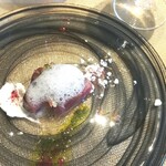 La Brianza - ケンケン鰹のカルパッチョ赤玉ねぎのソース柚子の泡オリーブパウダーやハイビスカスのパウダーと。食べ応えある炙り鰹、新鮮さ実感な味わい香ばしさとソースや添え物で、さらに引き立っておいしいです☆