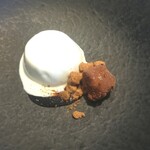 La Brianza - パンナコッタ生チョコレート。洋酒香る生チョコレート、最初凍ってるので、ゆっくりいただきます。前回のアイスクリームと一緒もおいしかったし、今回のパンナコッタとのマッチングもおいしいです☆