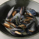 Stir-fried mussels with garlic butter