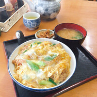 カツカレー を頂きました カレー皿にご飯がいっぱい盛られた上にトンカツが乗り そのトンカツに少し被せてカレールーをかけた 典型的な カツカレー 量も多くて 美味しかったです 満腹になりました By ハラポン1210 柳屋食堂 坂出 レストラン その他