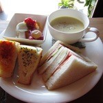 和蔵珈琲店 - サンドイッチセットのメインプレート(ゴボウと薩摩芋の豆乳スープ)