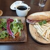 カフェ アンド バル モンタラス - 焼き立てボカディージョ ポテト付き　セットサラダ、珈琲