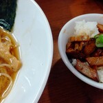 麺処 びぎ屋 - ミニ炙りチャーシューご飯