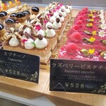 パティスリー ヒンナ - ～パティスリー ヒンナ～　店内ショーケースのケーキが可愛い！