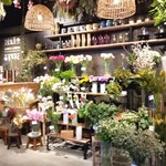 パティスリー ヒンナ - ～パティスリー ヒンナ～　内観、入口に売られているお花