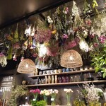 パティスリー ヒンナ - ～パティスリー ヒンナ～　内観、天井にもお花の装飾が