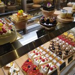 パティスリー ヒンナ - ～パティスリー ヒンナ～　ショーケースにはホールケーキもあります