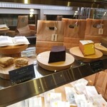 パティスリー ヒンナ - ～パティスリー ヒンナ～　ショーケースの焼き菓子
