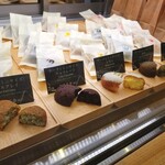 パティスリー ヒンナ - ～パティスリー ヒンナ～　ショーケースの焼き菓子