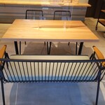 パティスリー ヒンナ - ～パティスリー ヒンナ～　内観、4人席には長椅子がありました