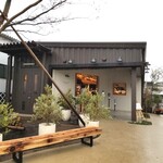 パティスリー ヒンナ - ～パティスリー ヒンナ～　外観、外にも椅子があります