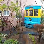 パティスリー ヒンナ - ～パティスリー ヒンナ～　外観、裏庭から電車の望む