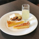 パティスリー＆ブーランジェリー ラ・パルム・ドール - キャラメルリンゴティラミス、グレープフルーツゼリー、オレンジの皮タルト、柚子の皮タルト