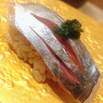 Sushi Oumi - 鹿児島産の鯵。多分、出水かな？薬味は大葉と青ネギと生姜のタタキです